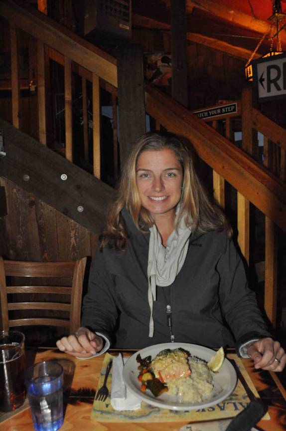 Salmão recheado com King Crab, comida típica do Alaska, em restaurante tradicional em frente ao Denali National Park